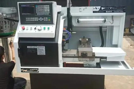 珩磨機(jī)磨合期需要注意哪些？這六點(diǎn)要記?。?/></p><p>　　<strong>三、在珩磨機(jī)磨合期，需要特別關(guān)注以下事項(xiàng)：</strong></p><p>　　1、潤滑和冷卻系統(tǒng)：確保潤滑和冷卻系統(tǒng)正常工作。檢查油液或潤滑脂的供應(yīng)是否充足，冷卻系統(tǒng)是否有效，以防止過熱和磨損。</p><p>　　2、運(yùn)行時(shí)間和負(fù)載：在磨合期間，避免過長時(shí)間的高負(fù)載運(yùn)行。逐漸增加設(shè)備的運(yùn)行時(shí)間和負(fù)載，以允許各個(gè)部件適應(yīng)并減少磨損。</p><p>　　3、監(jiān)控振動(dòng)和噪音：定期檢查設(shè)備的振動(dòng)和噪音水平。異常的振動(dòng)或噪音可能是部件未適應(yīng)或存在問題的跡象。</p><p>　　4、定期維護(hù)：在磨合期間，定期進(jìn)行設(shè)備的基本維護(hù)，包括清潔、潤滑和緊固螺栓。確保設(shè)備處于較佳運(yùn)行狀態(tài)。</p><p>　　5、注意溫度：監(jiān)控設(shè)備的溫度，確保不會(huì)過熱。如果設(shè)備運(yùn)行溫度過高，可能需要調(diào)整潤滑和冷卻系統(tǒng)。</p><p>　　6、記錄運(yùn)行數(shù)據(jù)：記錄設(shè)備的運(yùn)行數(shù)據(jù)，包括運(yùn)行時(shí)間、負(fù)載、溫度、振動(dòng)和噪音水平。這些數(shù)據(jù)可以用于后續(xù)的維護(hù)和故障排除。</p><p style=